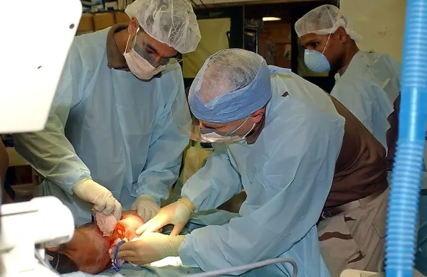 Že med študijem medicine večina sanja o zaposlitvi na kliniki - doma ali v tujini.