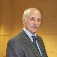 Andrej Možina: “Praksa kaže, da  večina novopečenih zdravnikov želi ostati v mestih in si pridobiti specializacijo iz po njihovem mnenju bolj uglednih vej medicine, zato ostajajo pri starših in čakajo na nove razpise.”  