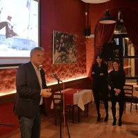 V imenu matičnega kluba JK Pirat  je jadralkama čestital Marjan Matevljič. Desno voditeljica prireditve Anita Urbančič.