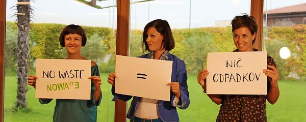 Petra Doljak, Metka Šori in Urša Skumavc (z leve) prisegajo na ponovno uporabo odsluženih predmetov, embalaž in odpadkov. 
