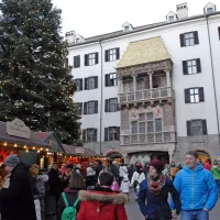 V ospredju božične stojnice, v ozadju zlata strešica. 