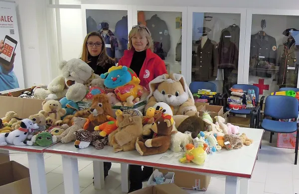 V skladišču Rdečega križa Koper že nastajajo paketi za 200 socialno ogroženih otrok iz koprske občine.