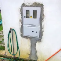 V odločbi o gradnji iz leta 1997 izrecno piše, da  Simonovič  na omenjeni parceli ne more dobiti vodovodnega in elektro priključka. Na komunalno infrastrukturo se mu je le kakšno leto kasneje vseeno uspelo priključiti, ker se je v vlogah   skliceval na