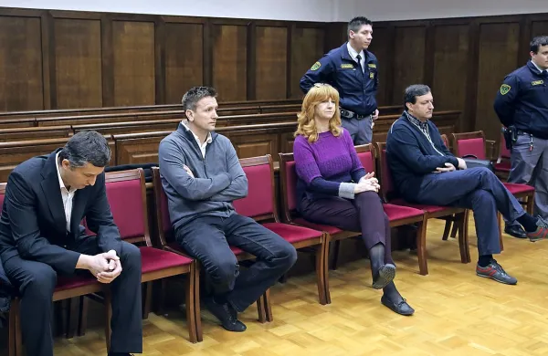 Branetu Goršetu (prvi z desne) in Rudolfu Trčku (prvi z leve) so višji sodniki znižali kazni, Vlada Petka in Barbaro Gorše pa so oprostili.  