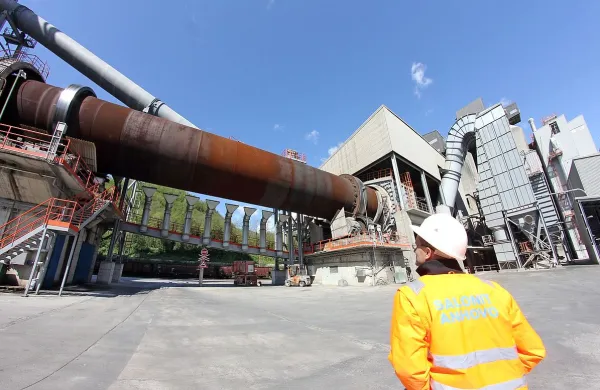 Salonit Anhovo in Goriške opekarne sta med 51 podjetji, ki so podpisala na vlado naslovljeno peticijo proti dodatnim okoljskim obremenitvam energetsko intenzivnih podjetij.