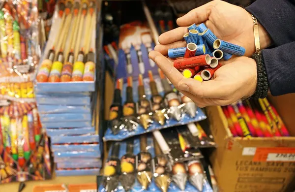 Poškodbe zaradi uporabe s pirotehničnimi sredstvi so najpogostejše pri mladostnikih.