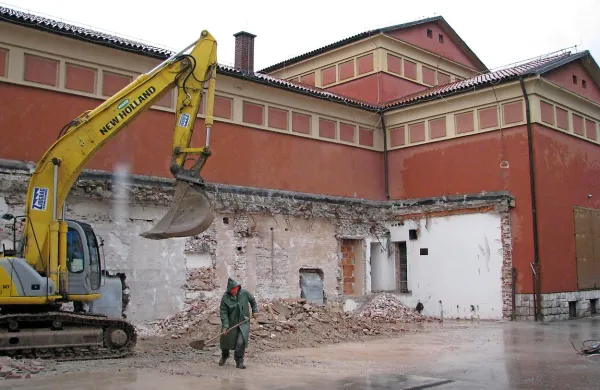 Če bo ostalo pri prvotnem predlogu vlade o znižanju povprečnin, bo ogrožena tudi obnova Kinogledališča v Tolminu, kjer so bagri sicer že zabrneli.