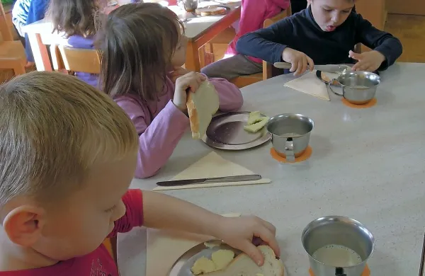 Tradicionalni slovenski zajtrk mlade že v vrtcih in šolah seznanja z zdravim zajtrkom in pomenom zajtrkovanja. 