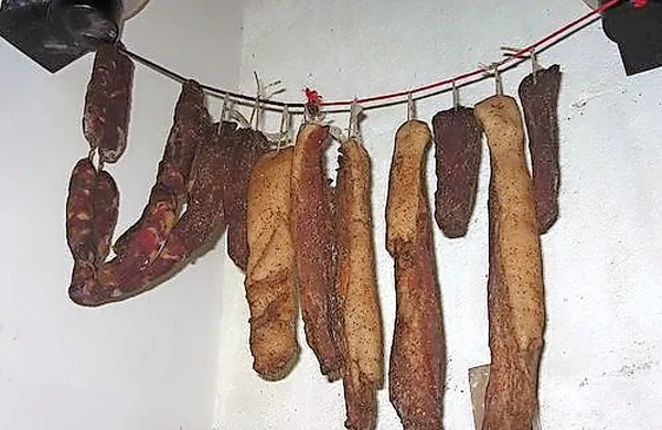 Tudi sušenje mesnin zahteva stroge higienske razmere. 