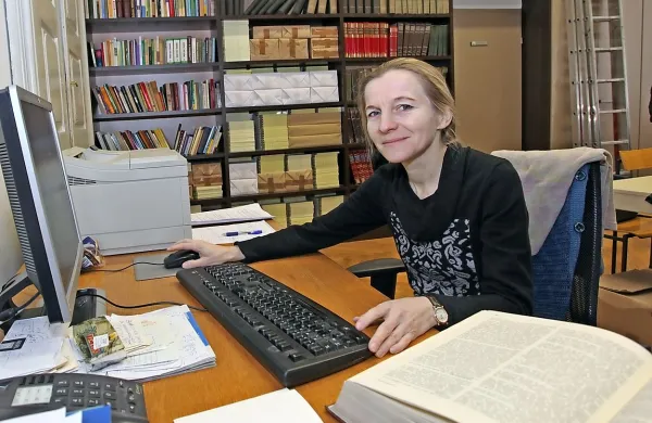 Andreja Žele: “Členek je neke vrste parazitska besedna vrsta. Svoj pomen prilagaja trenutnemu sobesedilu. Zato imajo členki že, še, tudi in nekateri drugi lahko tudi po pet, šest pomenov.”
