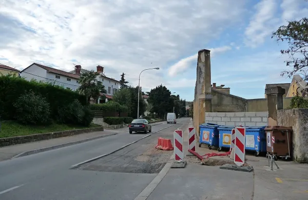 Izolska Dantejeva ulica  je razkopana že od  21. oktobra, kar voznikom povzroča precej težav. Do jutri  naj bi jo  preplastili z grobim asfaltom.   
