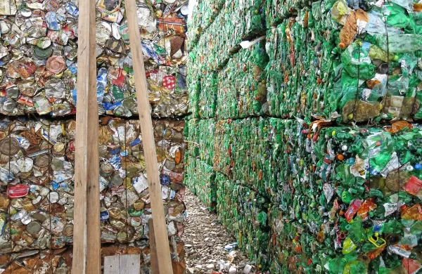  Tako v sežanskem Komunalno-stanovanjskem podjetju odpadno embalažo stisnejo v kocke. 164 ton jih zdaj čaka na odvoz. 