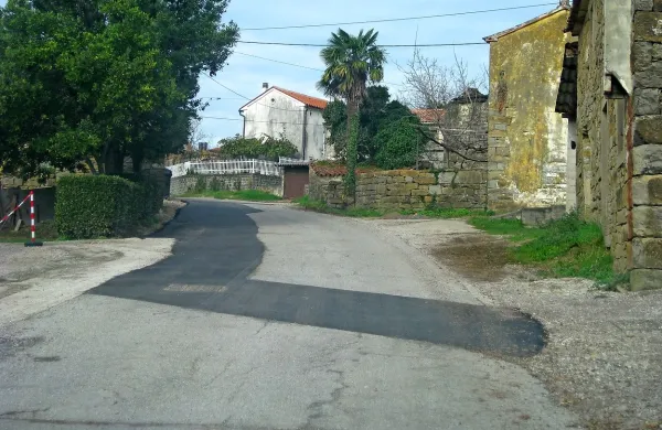 Iz jaška na cesti proti Bernetičem, kjer so vkopali električni vod, ob deževju bruha voda, kar pa ni nevarno, zagotavljajo v Elektru Primorske. 