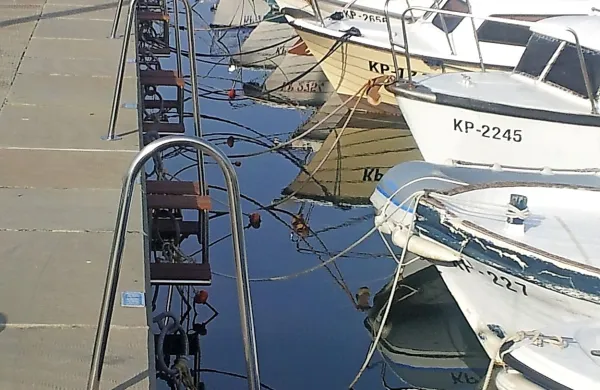 Ob oseki po stopnicah laže do plovil