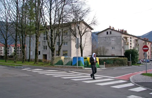 Zabojniki za odpadke moteče zakrivajo pogled na park, ki ga bodo uredili.