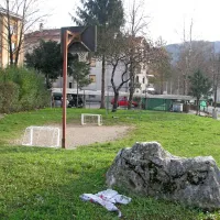 Zelenico z igriščem “na črno” bodo zavarovali z visoko zelenico ob Gregorčičevi ulici.