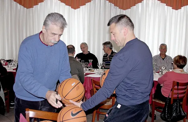 Nikola Plećaš (levo) je polnil koš v dresih zagrebške Lokomotive in jugoslovanske reprezentance. Tokrat mu je asistiral Dražen Grbac.