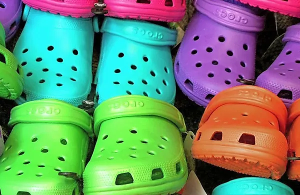 Od leta 2002 do leta 2009 so prodali več kot sto milijonov parov obutve crocs