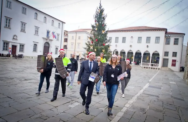Božički v uniformah Komunale Koper so včeraj v koprskem mestnem jedru trkali na vrata in gospodinjstvom delili rjava vedra in vrečke za ločeno zbiranje biološko razgradljivih odpadkov. 