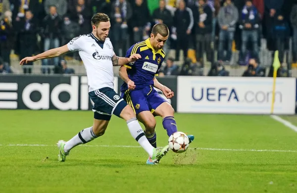 Schalkejevi nogometaši (v belem) se bodo v osmini finala lige prvakov pomerili z branilci lovorike, madridskim Realom