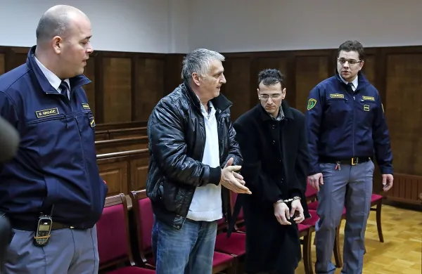Marka Markoviča (drugi z leve), ki je bil pred leti že obsojen zaradi umora v hrvaški Istri, so prejšnji teden že premestili v zapor na Dobu, Kosti Aleksandrovu pa sodbo še prevajajo.