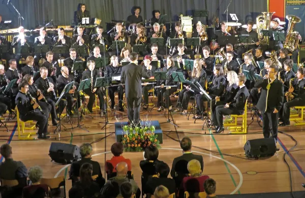 Novoletni koncert idrijskih godbenikov z odličnim Rokom Šinkovcem v čast Franetu Milčinskemu Ježku.