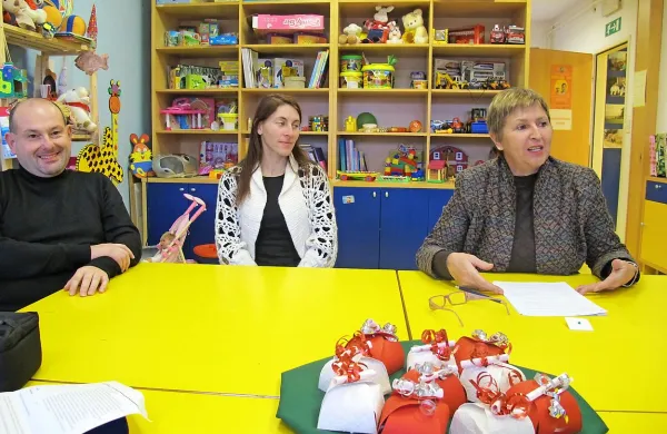 Vodstvo MDMP (podpredsednika Tomaž Hrovat in Maja Peršič ter predsednica Iva Devetak) kljub 16.000 evrov veliki luknji v blagajni snuje nove programe za otroke iz socialno šibkih družin.