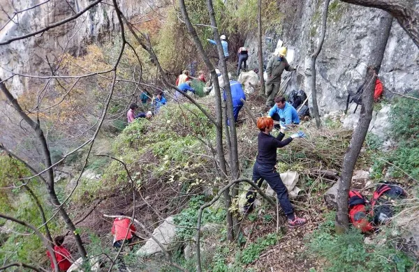  Prostovoljci so grmasti slakovec odstranili.