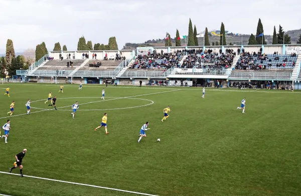 Med večjimi naložbami v zadnjih dveh letih v Izoli je bila preplastitev stadiona z umetno travo, za kar so plačali slabih 420.000 evrov. Razsvetljava in  bližnji pomožni igrišči še čakata na  boljše čase. 
