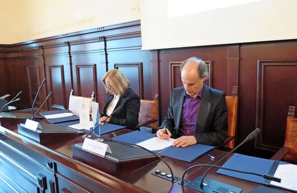 Rektor Univerze na Primorskem Dragan Marušič in direktorica Nacionalnega laboratorija za zdravje, okolje in hrano Zora Levačić sta danes v Kopru slovesno podpisala pismo o nameri, na podlagi katerega se ustanovi povezujeta in združujeta svoje moči tako