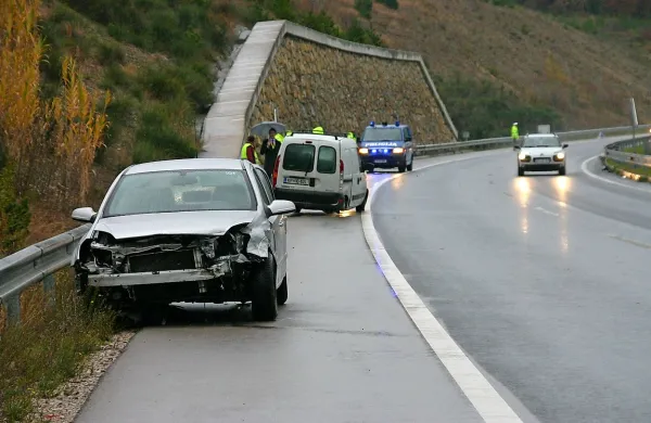 Sprednji del avta  je po trčenju nad predorom Dekani  skoraj razpadel.