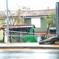 Koprčan je na Markovcu zapeljal v protihrupno ograjo in jo podrl.
