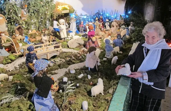 Jaslice s pomočjo Zdravka Lenardiča in Mileve Simčič že nekaj let izdeluje domačinka Elvira Markočič.