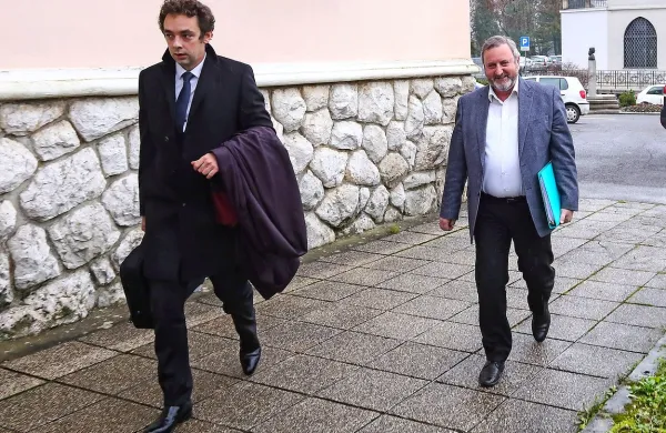 Po še zadnjem posvetu na  občini sta župan Emil Rojc in njegov odvetnik Marko Zaman prikorakala na sodišče. 
