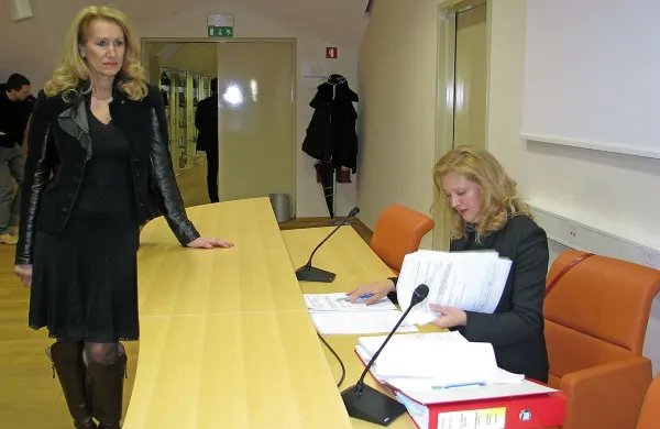 Carmen Dobnik (levo) in Nataša Gibičar  podpisujeta listine o neuspeli dražbi.