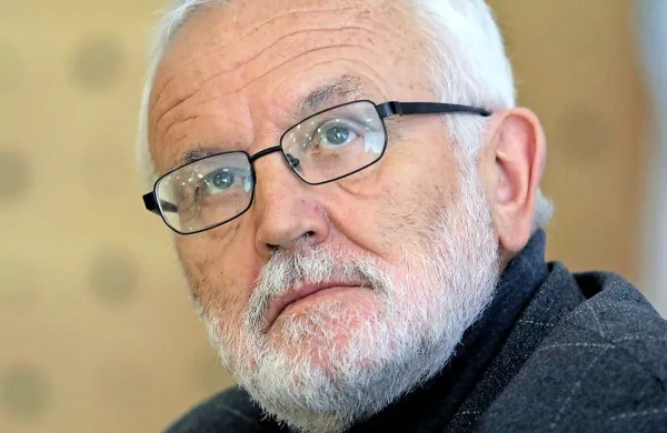 Ekonomist Jože Mencinger je pripravil peticijo, s katero podpisniki, med njimi akademiki in različni strokovnjaki, izražajo nasprotovanje načrtovani prodaji državnega premoženja