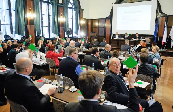 Skupščina Zavoda za zdravstveno zavarovanje Slovenije  je potrdila finančni načrt zavoda za prihodnje leto, ki  predvideva 63,7 milijona evrov višje odhodke za zdravstvene programe in inovativna zdravila.