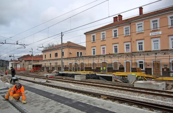 Postajna stavba v Divači bo dobila nov, širši  nadstrešek,  ki bo segal do perona (na fotografiji v ospredju). Obnova na tem delu je zelo zahtevna, saj tu pod zemljo tečejo vsi glavni vodi postaje in železnice.   
