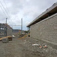 Oporne zidove ob tirih, nosilne zidove nadvozov in zidove vhodov v podhode oblagajo s kamni. 