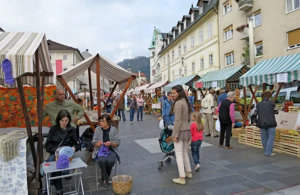 Sodelovanje med Idrijo in Cerknim je skoraj nuja. Kmečke tržnice  z domačimi produkti brez cerkljanskih pridelovalcev si, na primer, ni mogoče zamisliti ... 