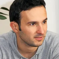 Vrhunski športnik Bojan Tokić je na novogoriško osnovno šolo iz Bosne prišel skoraj natanko toliko star kot deček iz Deskel. A je njegova izkušnja povsem drugačna.