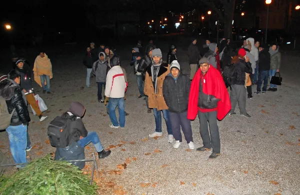 Minuli petek so Goričani, ki jim ni vseeno, približno  50 pribežnikom, ki so nameravali prespati pod milim nebom, na različnih lokacijah omogočili začasno streho nad glavo. 