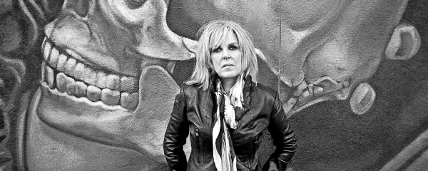 Lucinda Williams  se je počasi prebila na vrh, s katerega očitno še nekaj časa ne namerava sestopiti. 