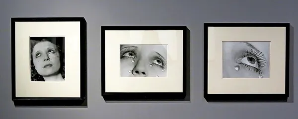 Solze iz leta 1930, eno Rayevih najuspešnejših fotografskih del.