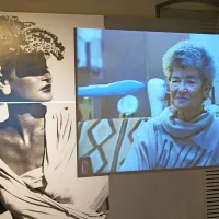 Velik del razstave je posvečen umetnikovi zadnji muzi in življenjski sopotnici Juliet Browner, ki se mu je  s favnovskimi potezami in poševnimi očmi zdela zelo eksotična. “Tudi ona se je gibala v umetniških  krogih. Seznanjena je bila z mano in mojim