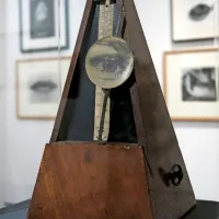Predmet, namenjen uničenju. Tako je Man Ray leta 1923 naslovil takle  ready-made (predmet, ki ga umetnik z rahlo predelavo ali sploh brez sprememb povzdigne v umetnino). Metronom  z očesom njegove ljube muze Lee Miller je bil sprva nema priča v