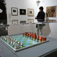 Man Ray je bil zatrapan v šah. “Sem njegova žrtev,” je dejal. “Šah premore vso lepoto umetnosti - in še mnogo več.”