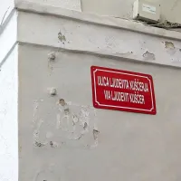 Običajni večerni, poletni, ulični utrip pred Cameralom