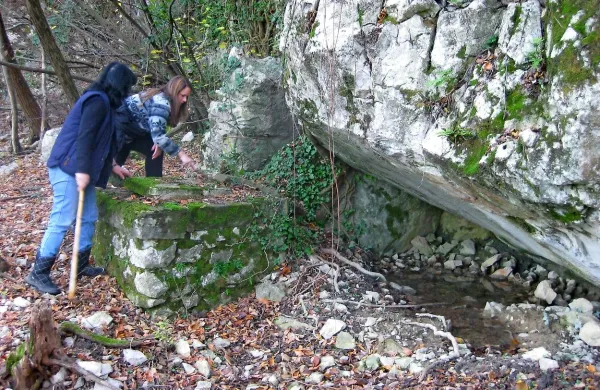 Izvir Štambrnik pod steno napaja rezervoarja nad vasjo Loka. A voda ni primerna za pitje, zato jo morajo prekuhavati. 