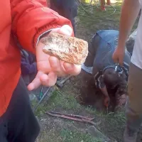 Takšni kosi vodnega kamna se naberejo v ceveh lokalnega vodovoda, ki jih krajani sami vzdržujejo.